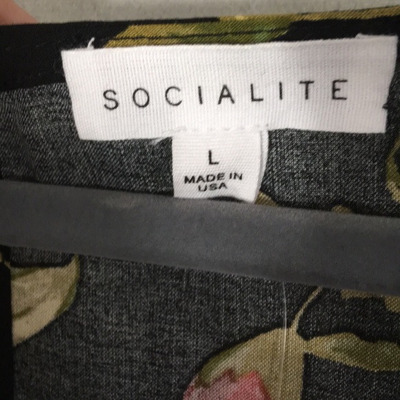 Socialite Floral Top Size Large - Picture 2 of 4